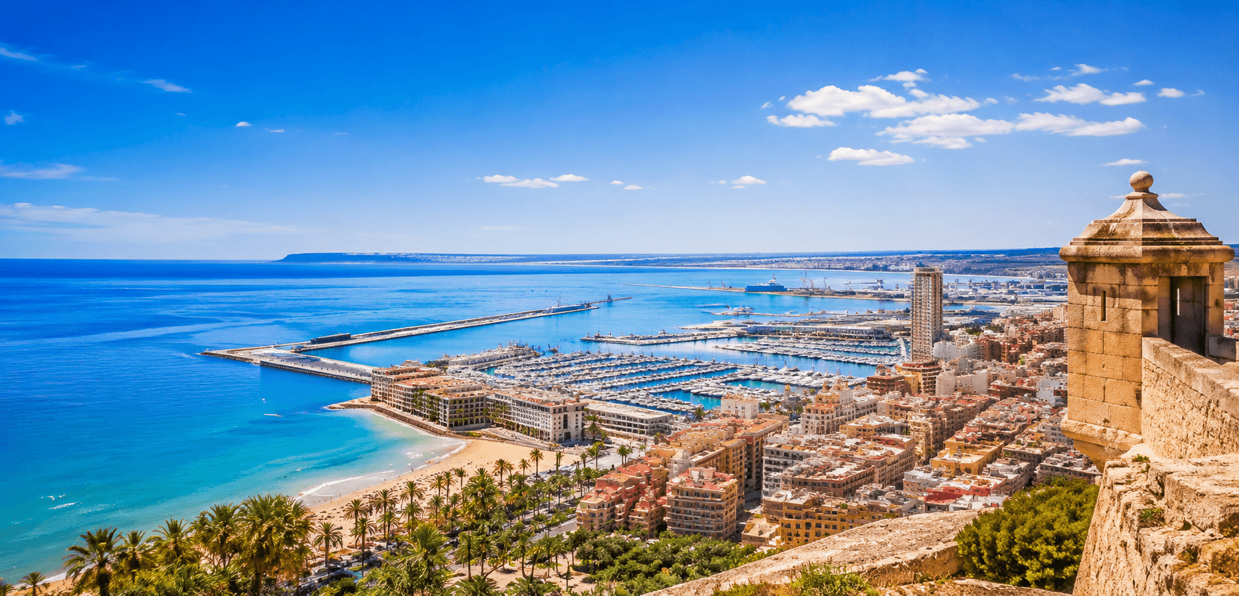 Vue panoramique de la baie d'Alicante depuis le château de Santa Bárbara, plage, port et ville en contrebas