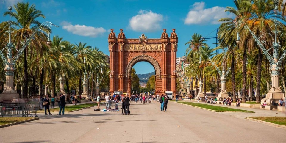Arc de Triomf à Barcelone, allée bordée de palmiers