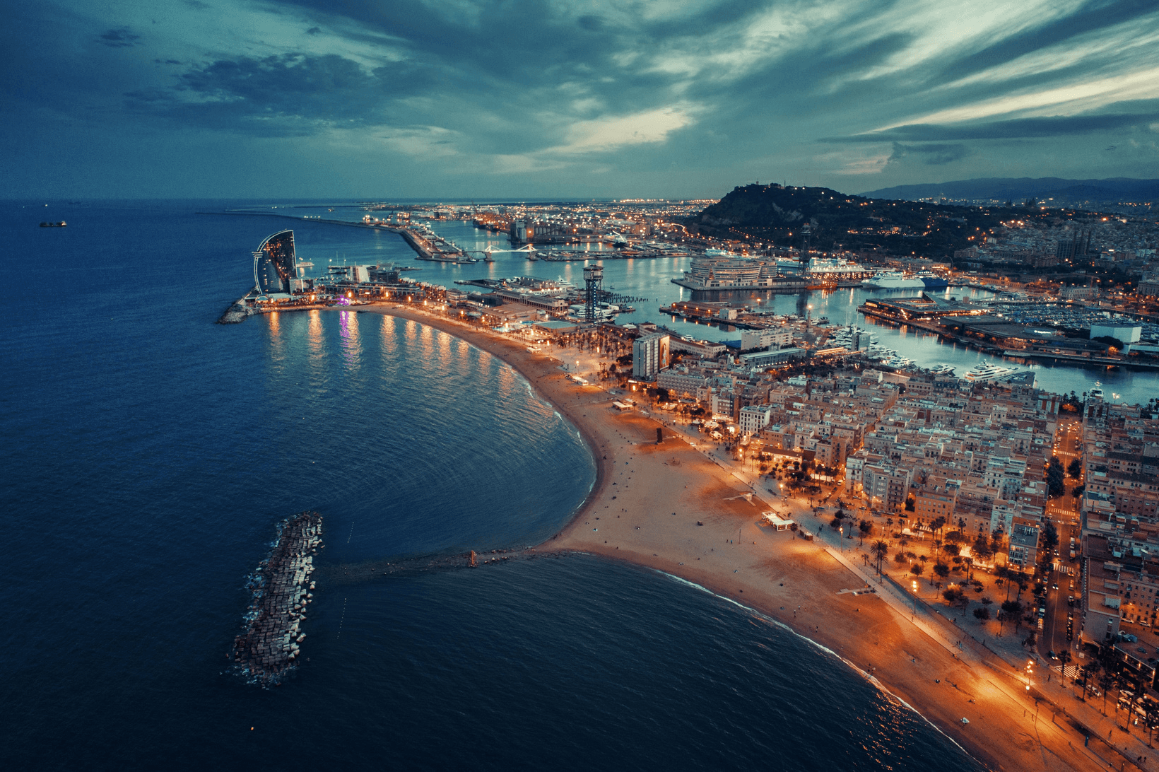 Vue aérienne de Barcelone et sa plage au crépuscule