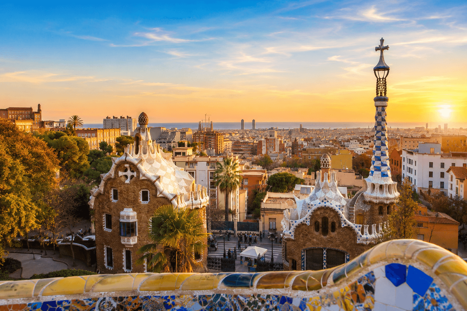 Vue du Parc Güell au coucher du soleil, architecture de Gaudí, ville de Barcelone et Méditerranée en arrière-plan