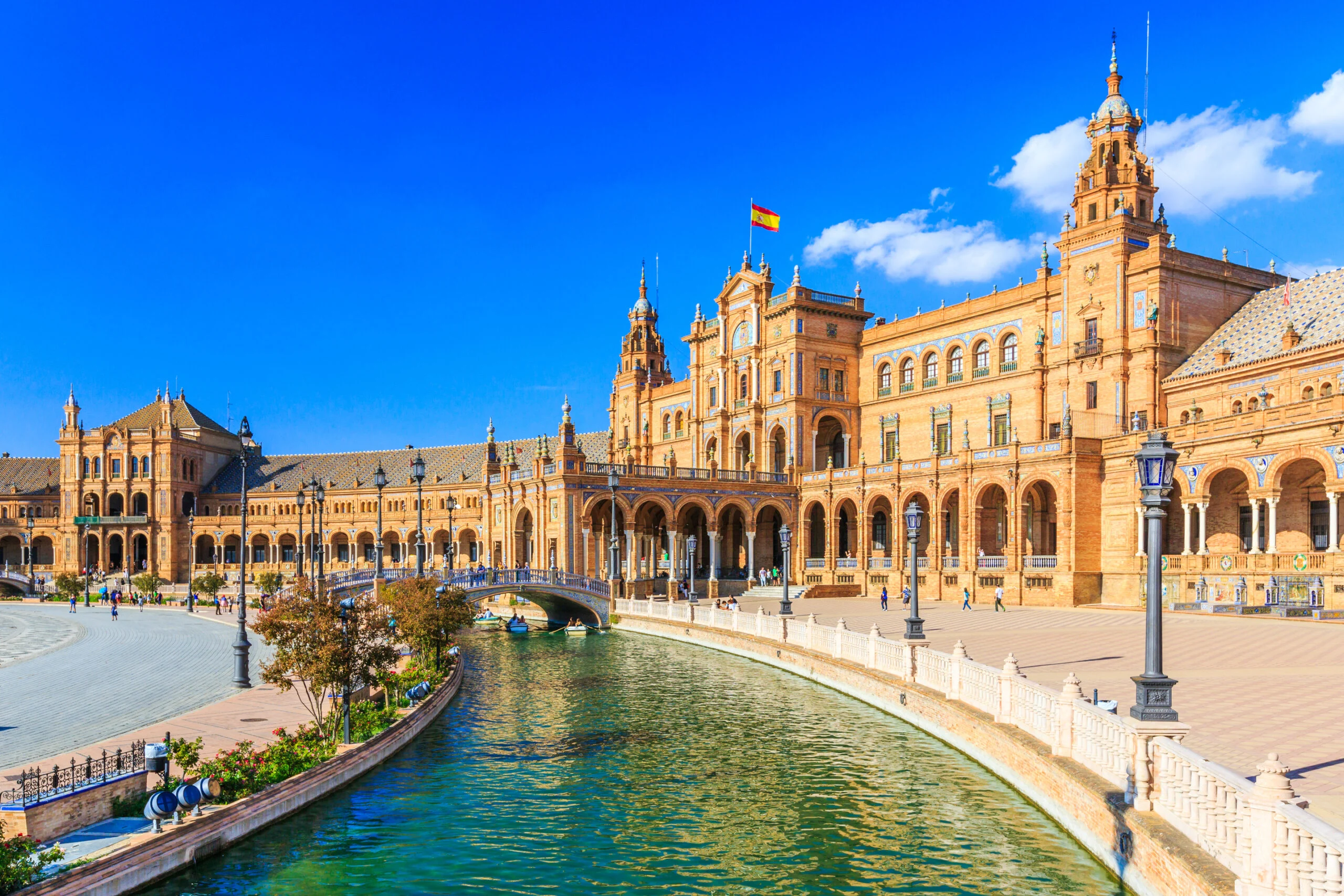 Plaza de España à Séville, architecture andalouse, canal et ciel bleu